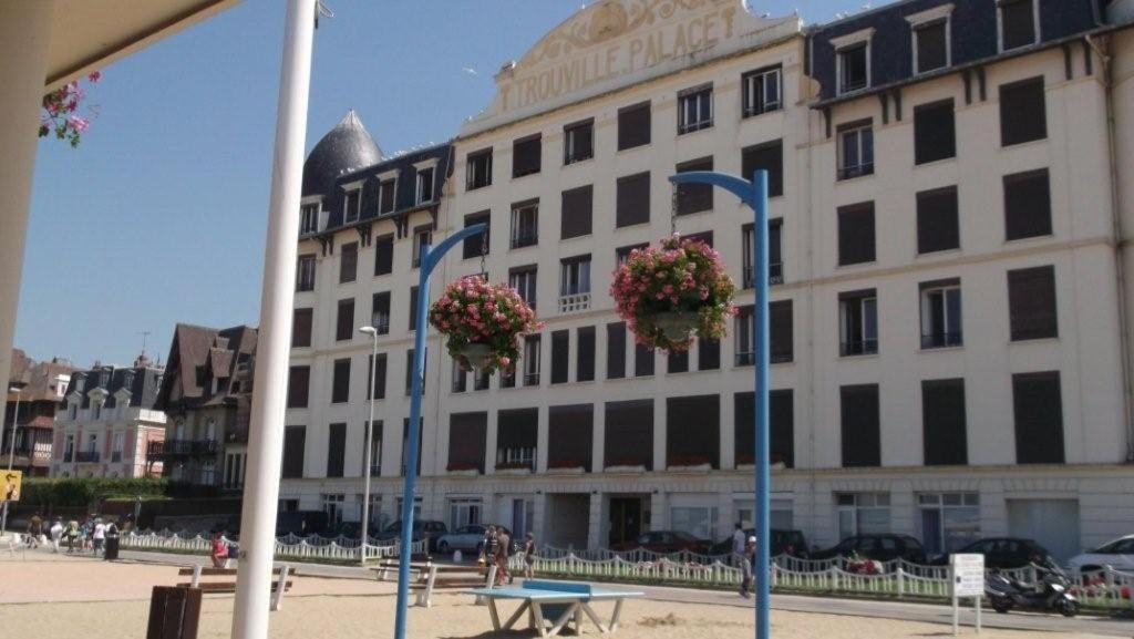 Paradis Les Pieds Sur Le Sable Trouville Palace Trouville-sur-Mer Exterior foto